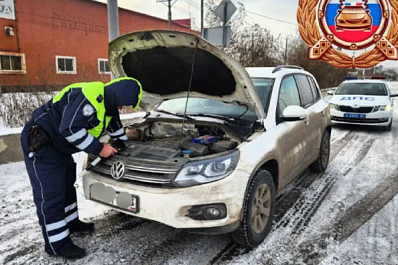 В Самарской области полицейские помогают пострадавшим в ДТП и попавшим в снежный плен