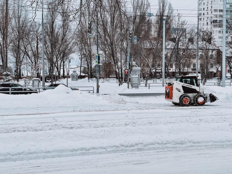 В Самарской области 12 декабря после первого снегопада на дороги вышла спецтехника