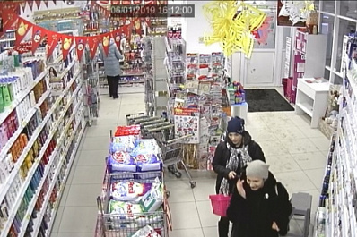 Парфюм на 22,5 тысячи рублей украли две девушки из магазина в Самарской области 