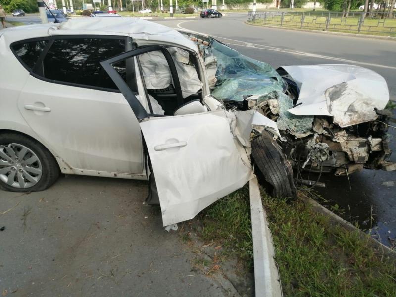 Стало плохо: в Самарской области пенсионерка на Hyundai врезалась в авто, столб и дерево