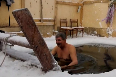 Как окунуться в купель на Крещение и не заболеть