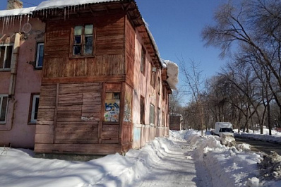 В Самаре снежная плита с крыши нависла над тротуаром
