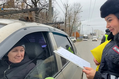 Сотрудники ГИБДД поздравили самарских водителей с Днем автомобилиста и вручили памятные подарки