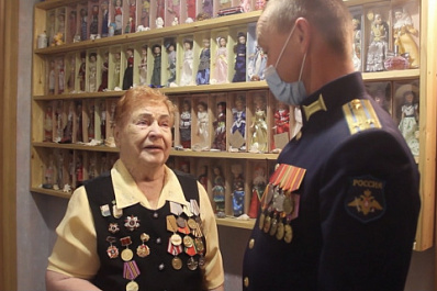 Под Самарой для 98-летней участницы войны устроили персональный концерт 