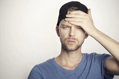 Виновато лето: врачи рассказали, почему осенью часто болит голова