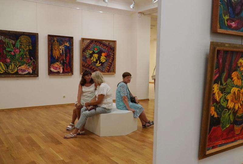 Яркие миры Игоря Гумилевского: в Самаре проходит выставка "Отклики жизни"