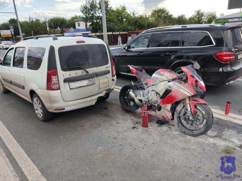 В Самаре 1 июля на Московском шоссе мотоциклист на светофоре въехал в "Ларгус"