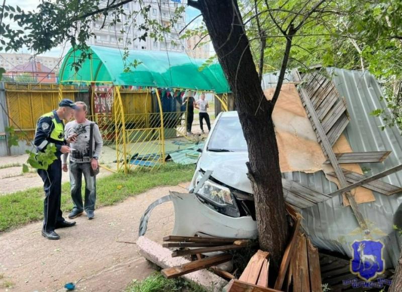 В Тольятти легковушка пробила забор и врезалась в дерево на детской площадке