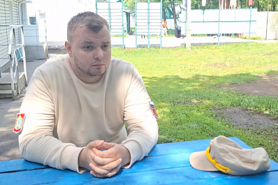 Участник СВО, вратарь самарской команды по следж-хоккею Виктор Кармишин исполнил главную роль в фильме 