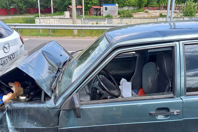 4 июня в Самарской области на трассе столкнулись Mazda и ВАЗ-2115