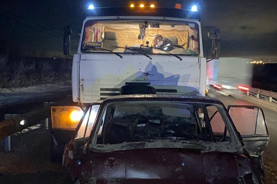 Водитель вазовской легковушки скончался, влетев под КамАЗ около Самары