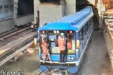 В Самаре на станции метро "Юнгородок" поймали двух "зацеперов"