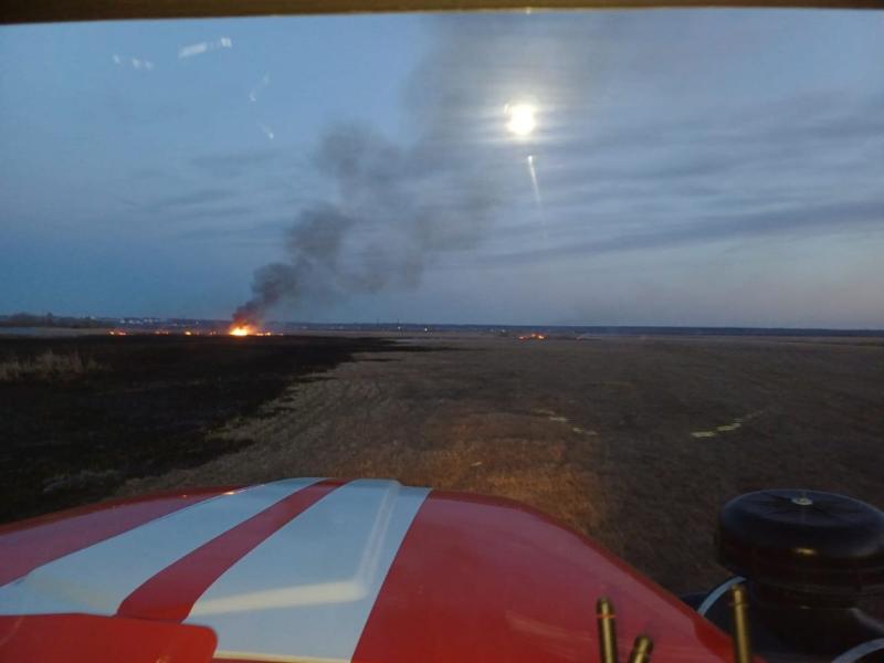 В Волжском районе горела сухая трава на 800 "квадратах"