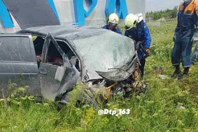 Под Самарой водитель на большой скорости влетел в бордюр и погиб