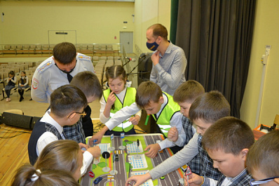 Школьники Камышлы изучали ПДД с помощью "Мобильной лаборатории безопасности" 