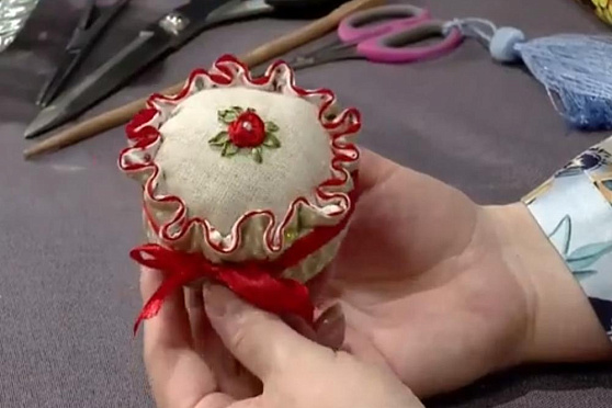 Игольница в виде пирожного. Ручная работа