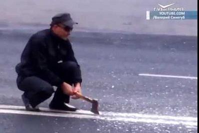 Тольяттинец пытался срубить топором дорожную разметку