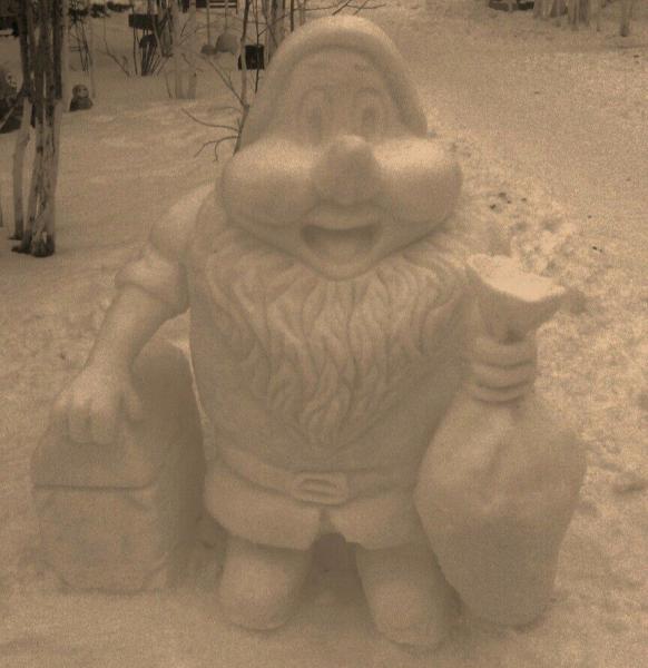 Житель Тольятти прославился необычными снежными скульптурами