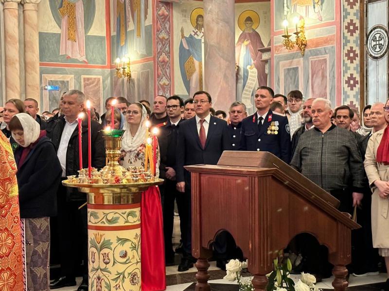 Дмитрий Азаров встретил светлый праздник Пасхи вместе с земляками в Софийском соборе