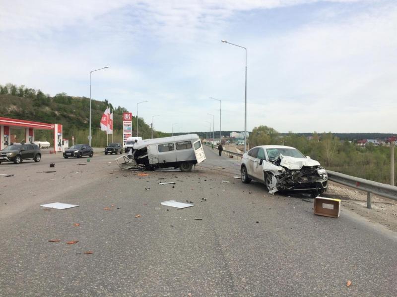 В Самарской области водитель "буханки" влетел в ограждение и погиб
