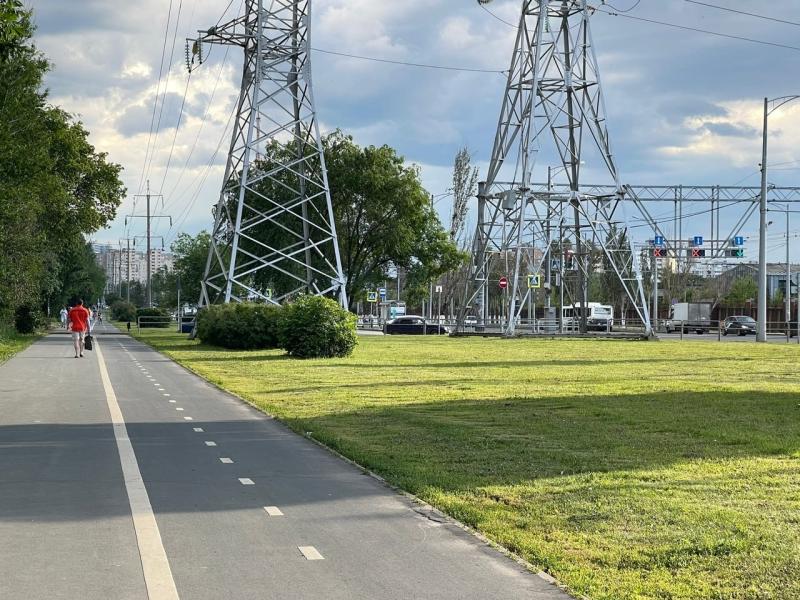 В Самаре продолжают косить траву в общественных местах