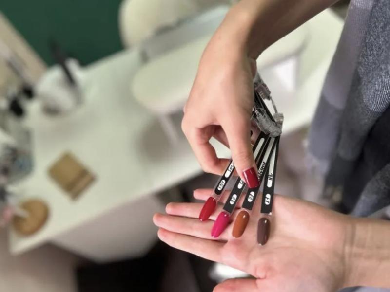 Эксперт: наращивание ногтей опасно для подростков