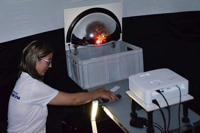 В Самарской области многодетная семья на средства соцконтракта открыла планетарий