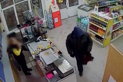 Видео: двое грабителей в масках нападали на АЗС и магазины