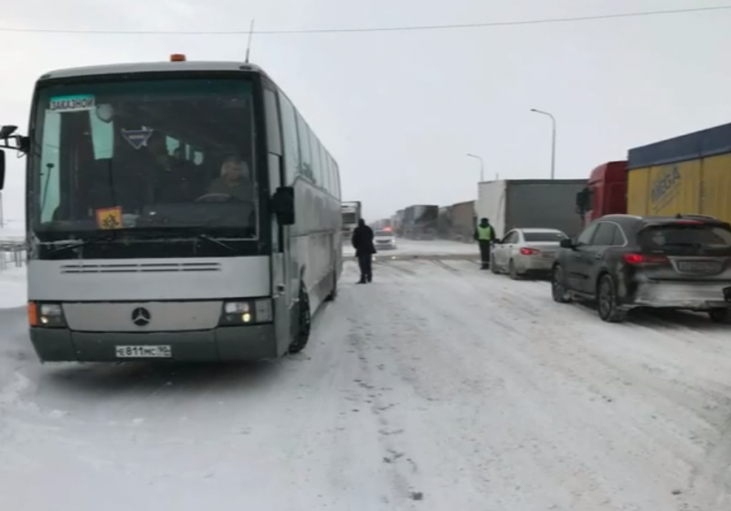 На трассе Москва - Челябинск эвакуировали автобус с юными хоккеистами из Самарской области