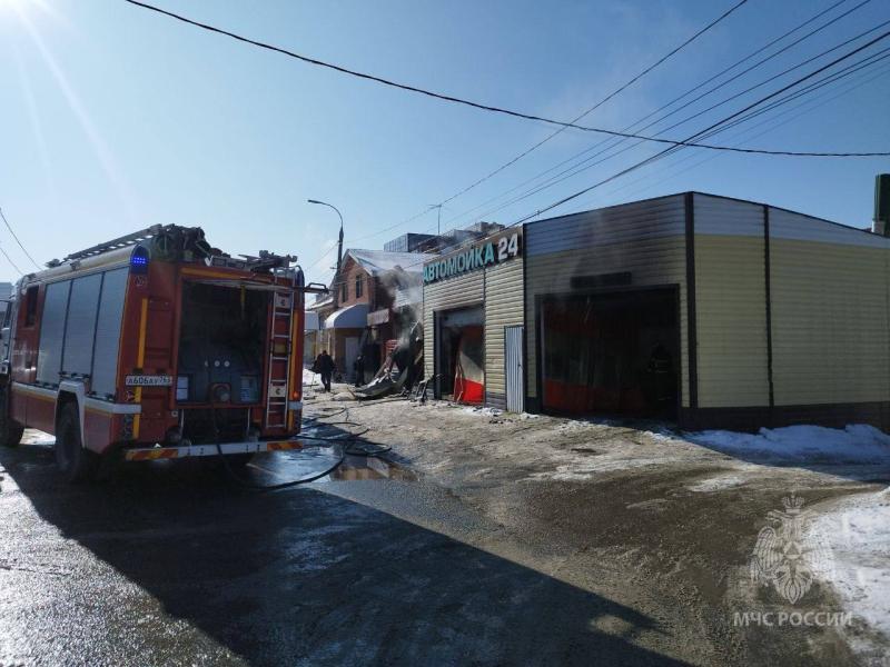 В Самаре 20 человек тушили автомойку на Солнечной