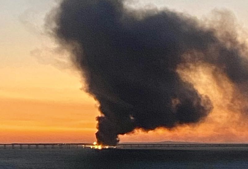 "Рвануло так, что мы чуть не улетели": на Крымском мосту загорелась цистерна с топливом