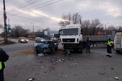 В Тольятти в ДТП с грузовиком пострадали два человека