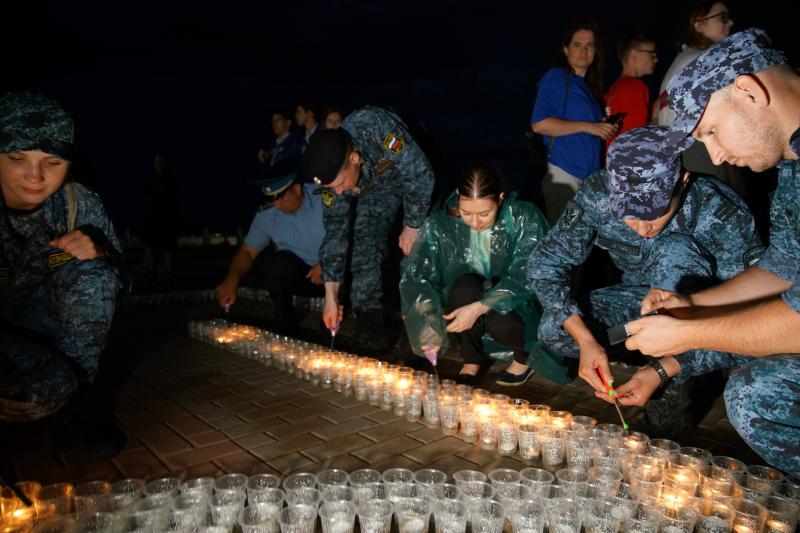 На площади Славы в Самаре прошла Международная акция "Огненные картины войны"