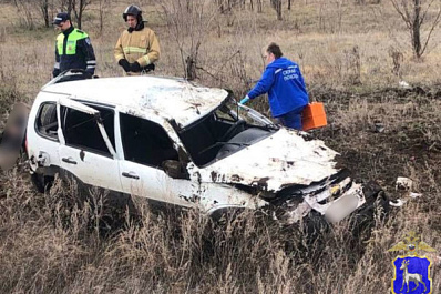 Трое в больнице: в Самарской области на трассе "Нива" вылетела в кювет