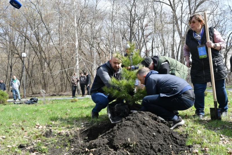 Гагаринский субботник: Вячеслав Федорищев вместе со студентами и преподавателями Самарского университета привел в порядок Ботанический сад