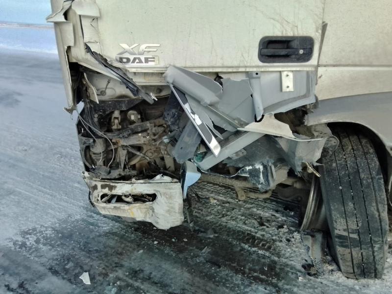 В Самарской области на трассе "Ларгус" попал под фуру