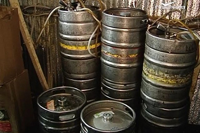 Больше 2 тонн незаконного пенного напитка изъяли из алкомаркета в Самаре