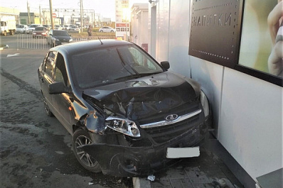 В Самаре водитель "Приоры " не пропустил "Гранту" с двумя девушками 