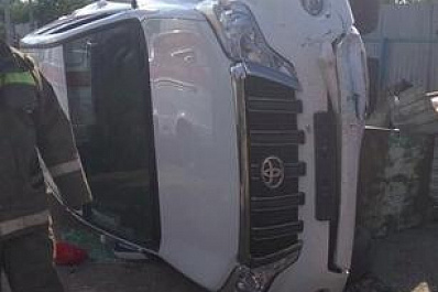 В Самарской области Toyota Prado протаранила мусорные баки и перевернулась