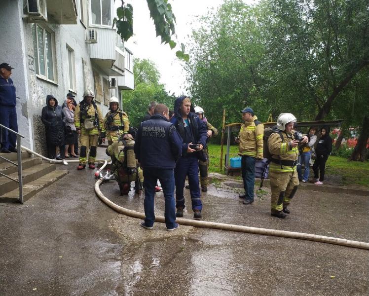 В Самаре пожарные спасли женщину и ребенка из горящего дома на пр. Кирова