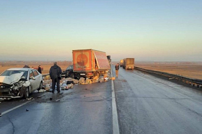 В Самарской области КамАЗ выехал на встречку и снес две легковушки