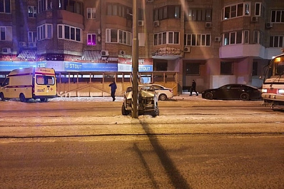 В Самаре на Арцыбушевской "семерка" влетела в столб на трамвайных путях