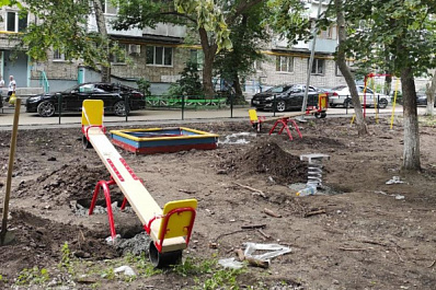 Новые качели и парковочные карманы: в Железнодорожном районе Самары благоустраивают дворовые территории