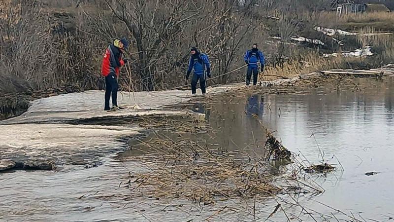 Не дошел 100 м до дома: в Самарской области на затопленной плотине утонул мужчина