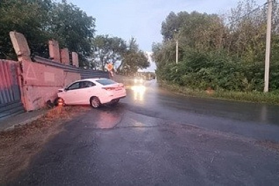 В Самарской области 25-летний водитель на Changan врезался в бетонный забор 