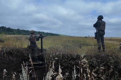 Под Самарой мотострелки ЦВО уничтожили бронетехнику и пехоту "противника" в ходе комплексных занятий 