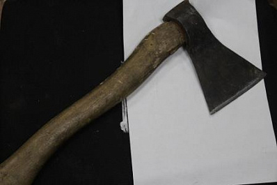 «Блудный сын» разбил топором окна в доме матери