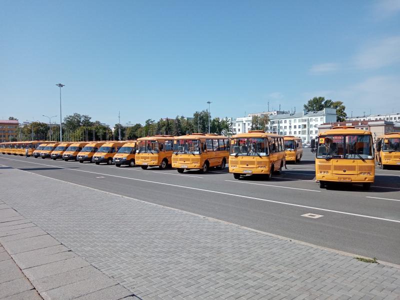 Дмитрий Азаров вручил 69 автобусов школам Самарской области