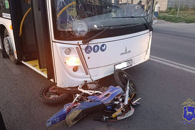 В Тольятти два подростка на мотоцикле попали под автобус
