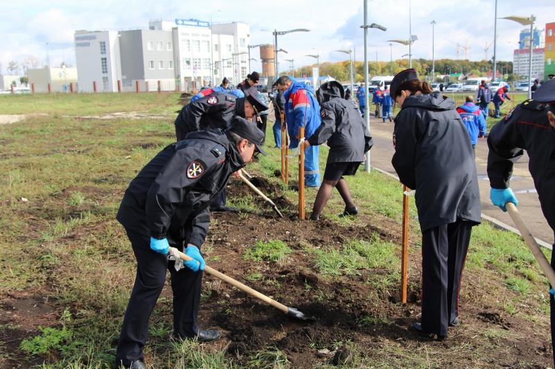 В Самаре у стадиона "Солидарность Самара Арена" высадили аллею ветеранов МВД